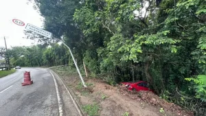 Motorista perde controle e carro cai em vala no Urbanova