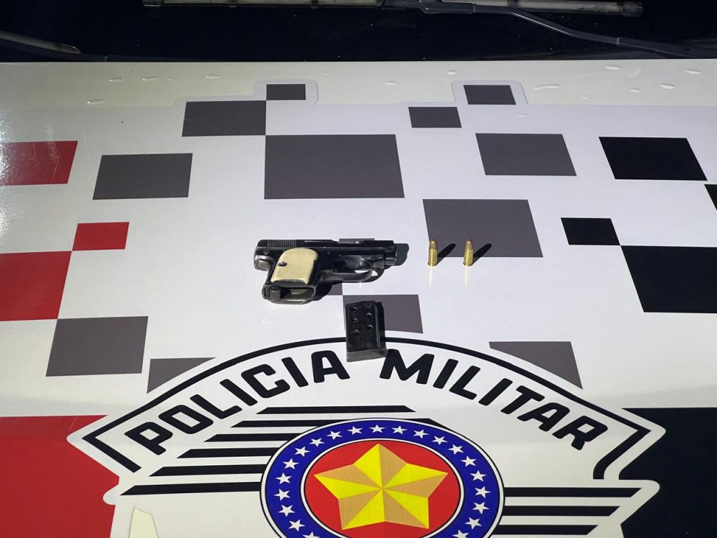 Operação da PM em adegas da zona sul prende suspeito armado e dispersa aglomeração