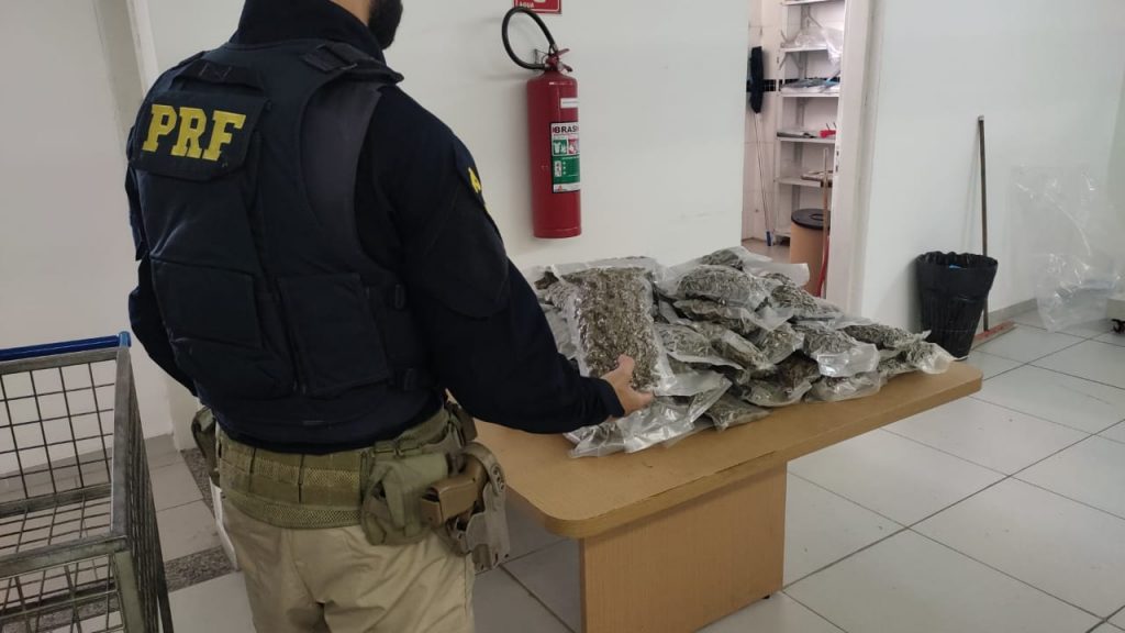 PRF apreende 20 quilos de maconha em carro na Dutra em Santa Isabel