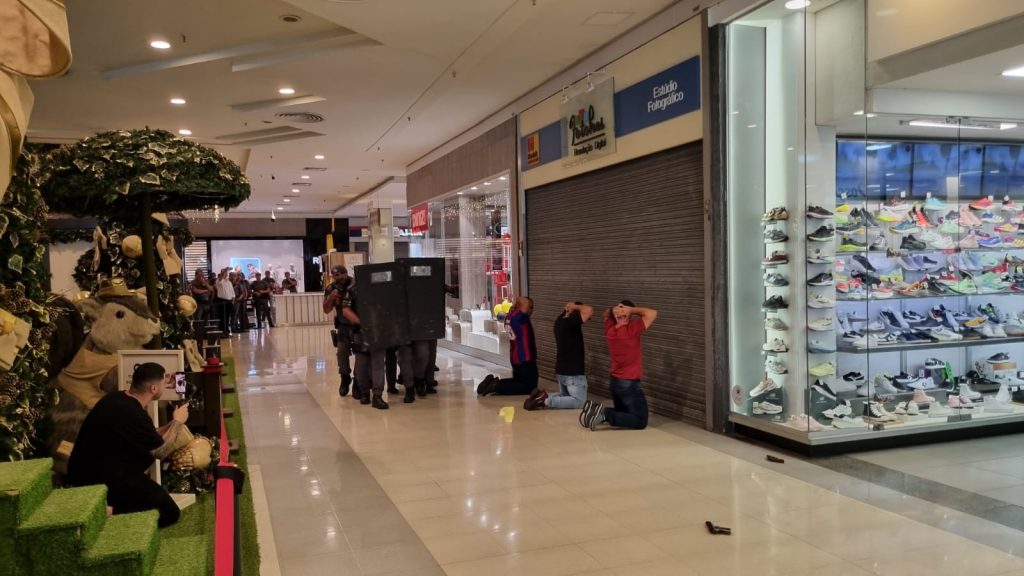 Polícia Militar realiza simulação de roubo no Center Vale Shopping em São José dos Campos