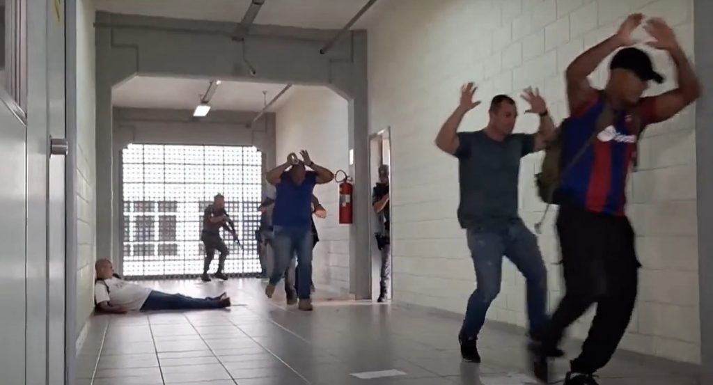 Polícia Militar realiza simulado de agressor ativo em escola na FATEC São José, aprimorando a segurança e pronta resposta