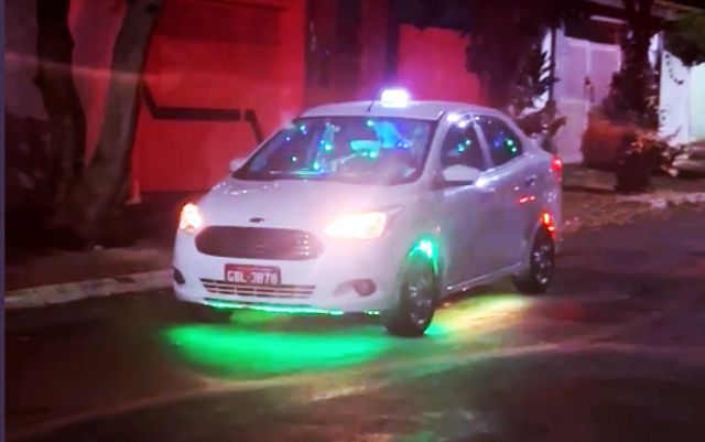 Táxi de Natal em São José dos Campos espalha magia natalina