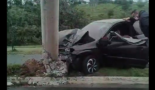 Motorista perde o controle do carro e bate em poste na Via Cambuí