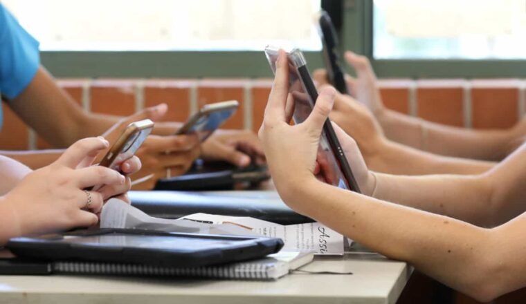 São Paulo aprova PL que proíbe celular em escolas públicas e privadas