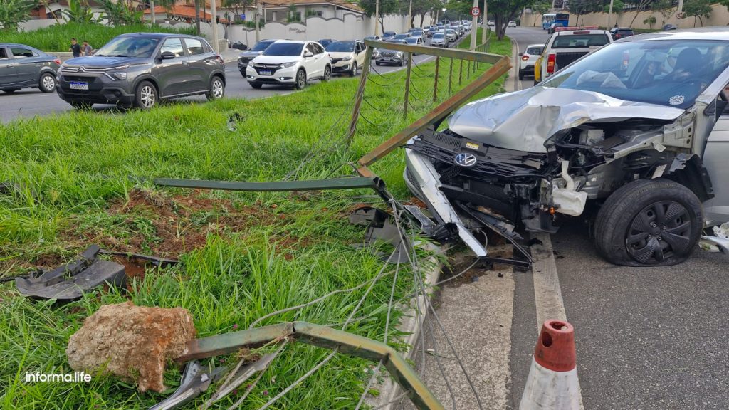 Motorista tem mal súbito e invade canteiro central da av. São João