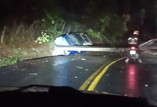 Acidente derruba poste e interdita Estrada Dr. Bezerra de Menezes