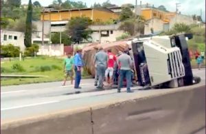 Acidente na Via Dutra em Jacareí complica trânsito sentido RJ