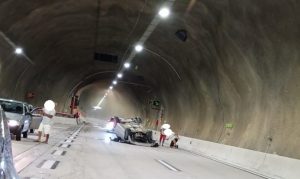 Carro capota em túnel do Contorno Sul na Tamoios