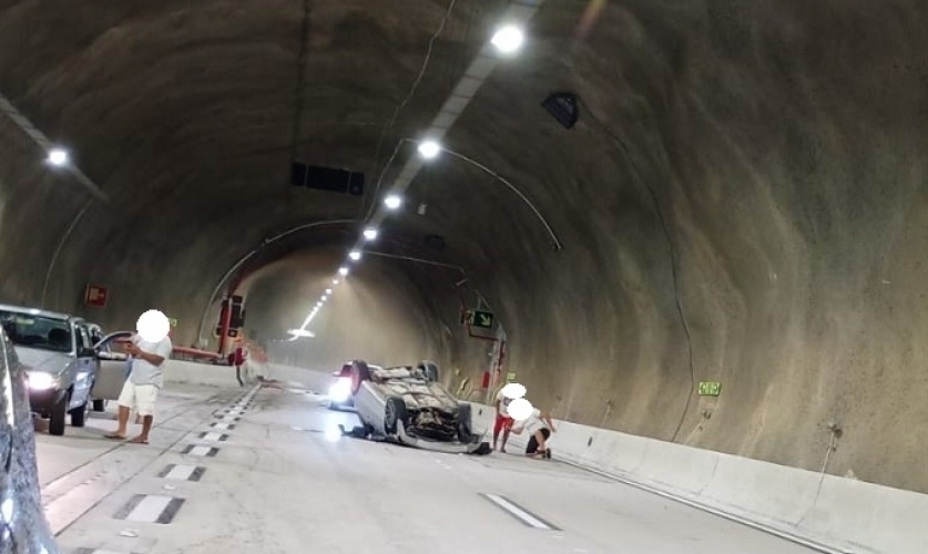 Carro capota em túnel do Contorno Sul na Tamoios