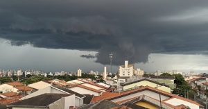 Chuva forte com granizo alaga ruas e causa transtornos em São José