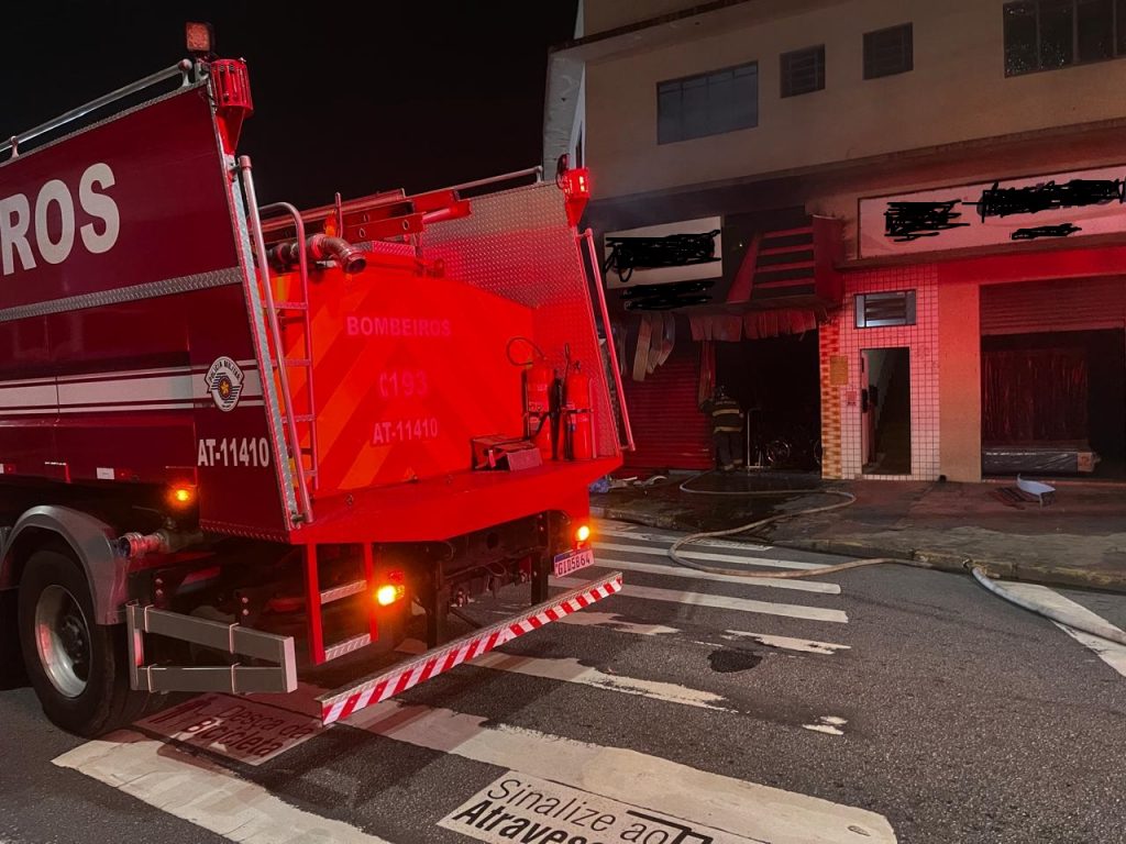 Incêndio atinge loja de bicicletas no centro de Caraguatatuba