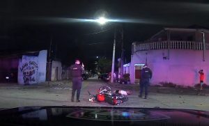 Motociclista sem placa e sem capacete tenta fugir da GCM e colide com carro