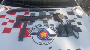 Na zona leste homem é preso com submetralhadora e moto roubada!