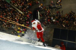 Papai Noel de rapel anima Natal em São José dos Campos
