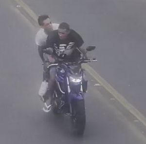 Perseguição com troca de tiros termina em morte e ferido em São José