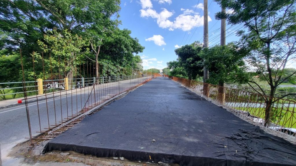 Reforma da ponte Minas Gerais afeta motoristas e comércio na Zona Norte de São José. Conclusão prevista para março de 2025.