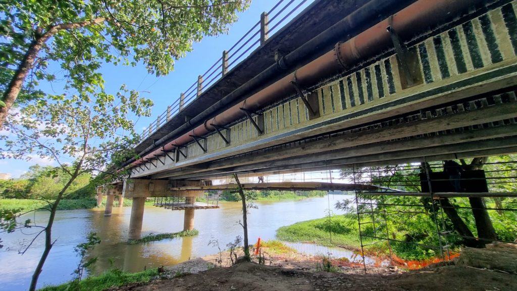 Reforma da ponte Minas Gerais afeta motoristas e comércio na Zona Norte de São José. Conclusão prevista para março de 2025.