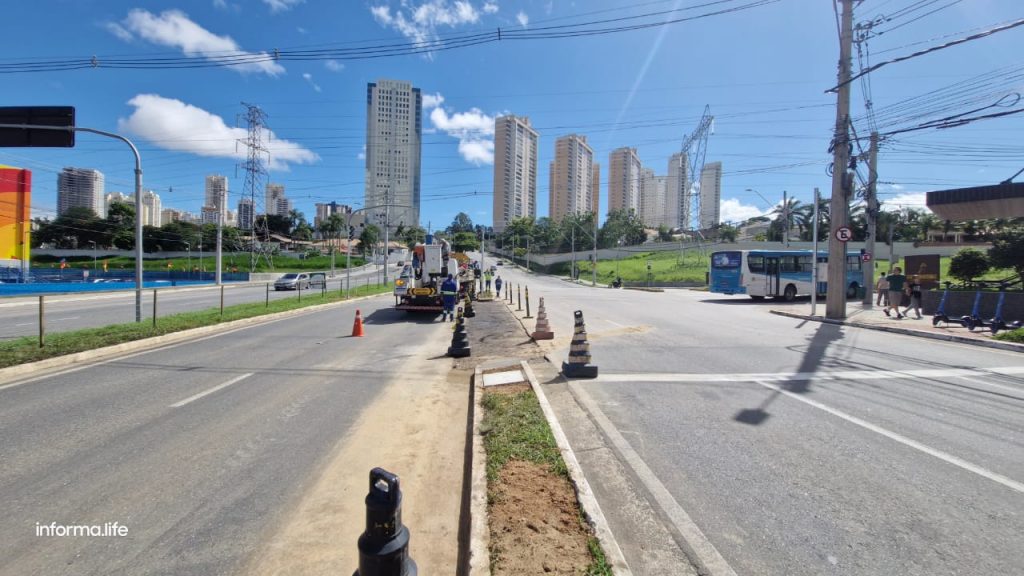 Obras na avenida São João, em São José, visam melhorar o trânsito na ponte estaiada, reduzindo semáforos e tempo de espera.