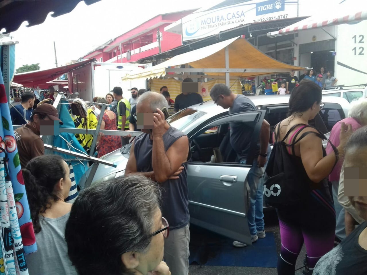 Carro desgovernado invade feira livre no Jardim das Industrias 