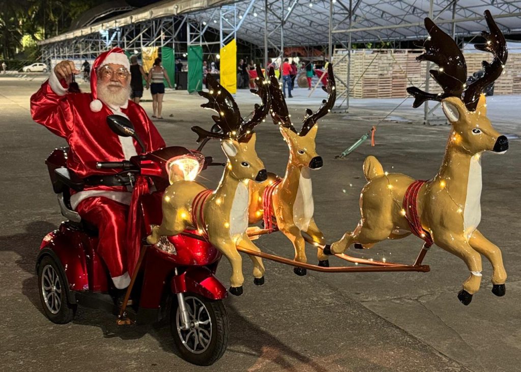 Papai Noel de Caraguá encanta crianças e adultos com sua simpatia
