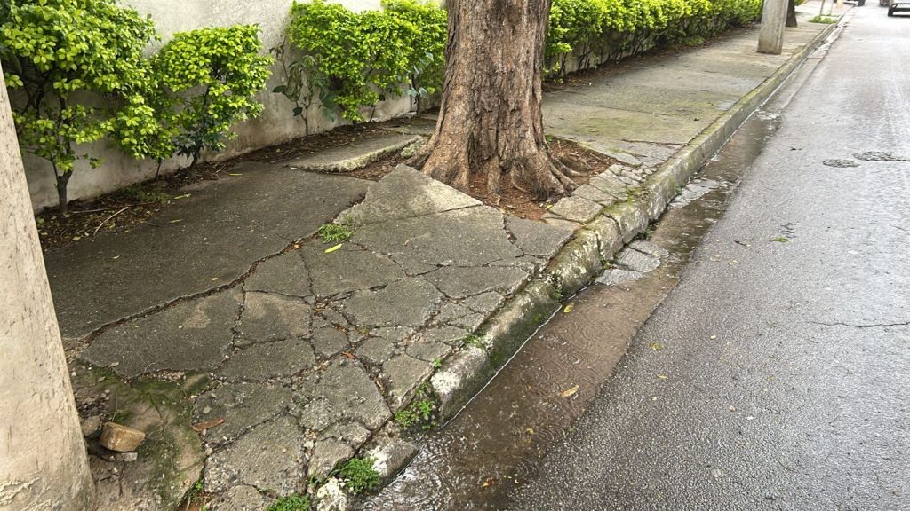 Aquarius Life: Calçada danificada gera riscos a pedestres na rua dos Piquirões