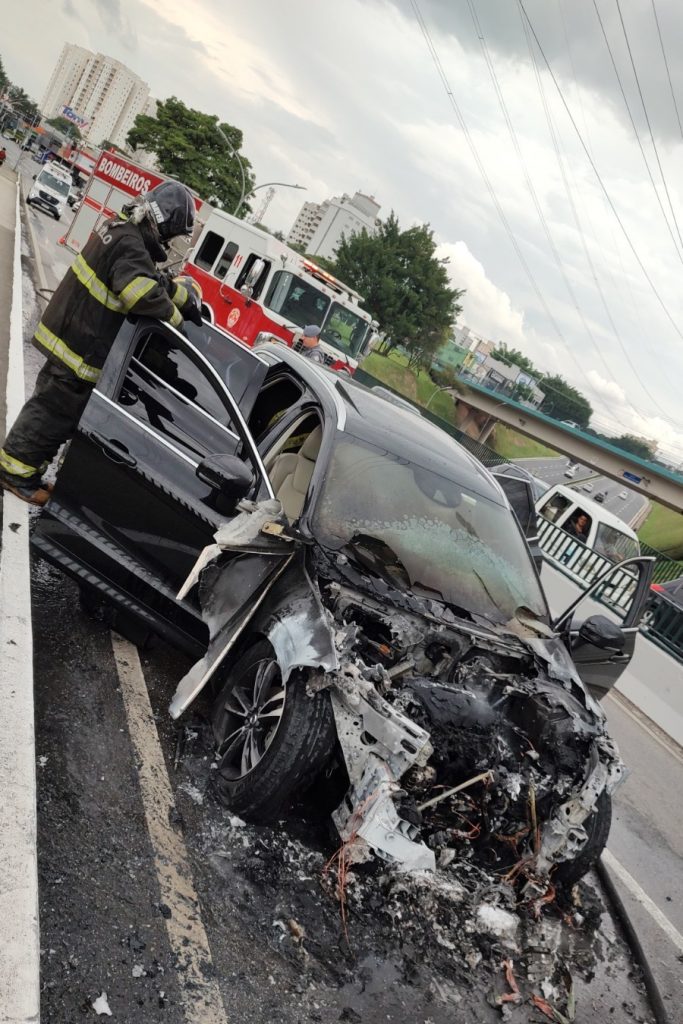 Carro pega fogo