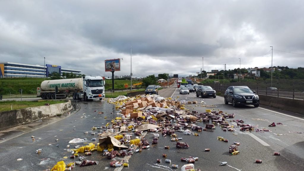 Queda de carga gera lentidão na Via Dutra em Jacareí
