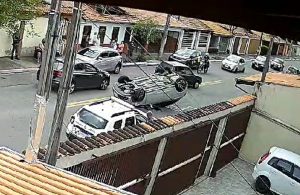 Motorista bate em carro estacionado e tomba na zona sul