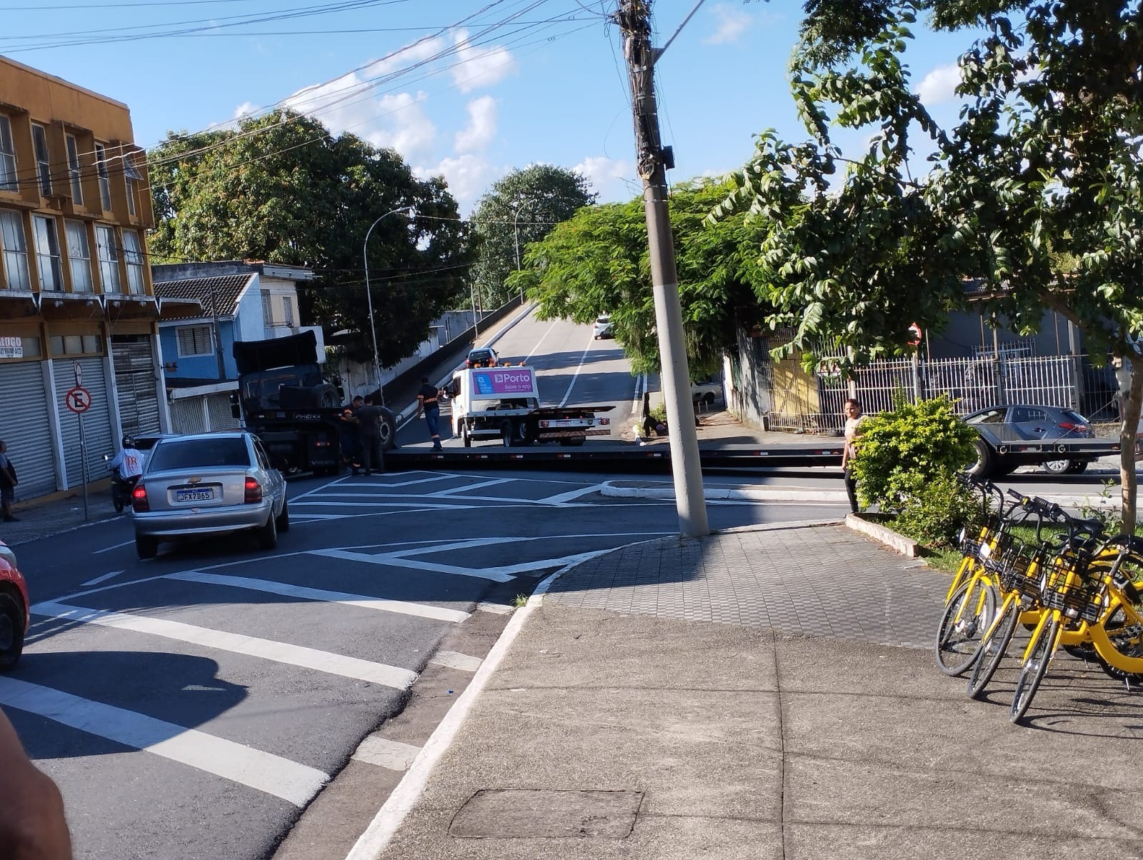 Carreta trava no viaduto da avenida Olívio Gomes e complica trânsito na região central de São José dos Campos