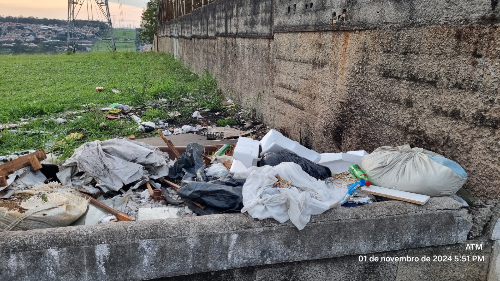 Moradores do Jardim Santa Inês sofrem com entulhos em terreno