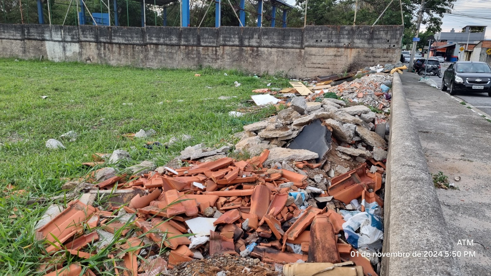 Moradores do Jardim Santa Inês sofrem com entulhos em terreno