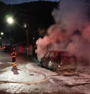 Carro pega fogo em Caraguatatuba