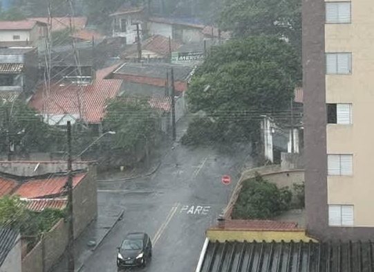 Chuva causa alagamentos em São José dos Campos