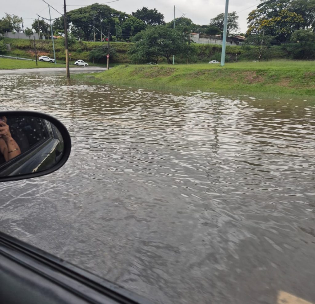 Chuva causa alagamentos em São José dos Campos