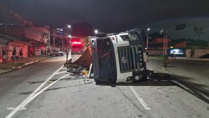 Caminhão tomba na zona sul de São José