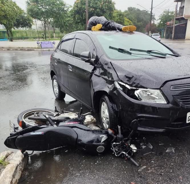 Acidente termina com motociclista no teto do carro em Caçapava 