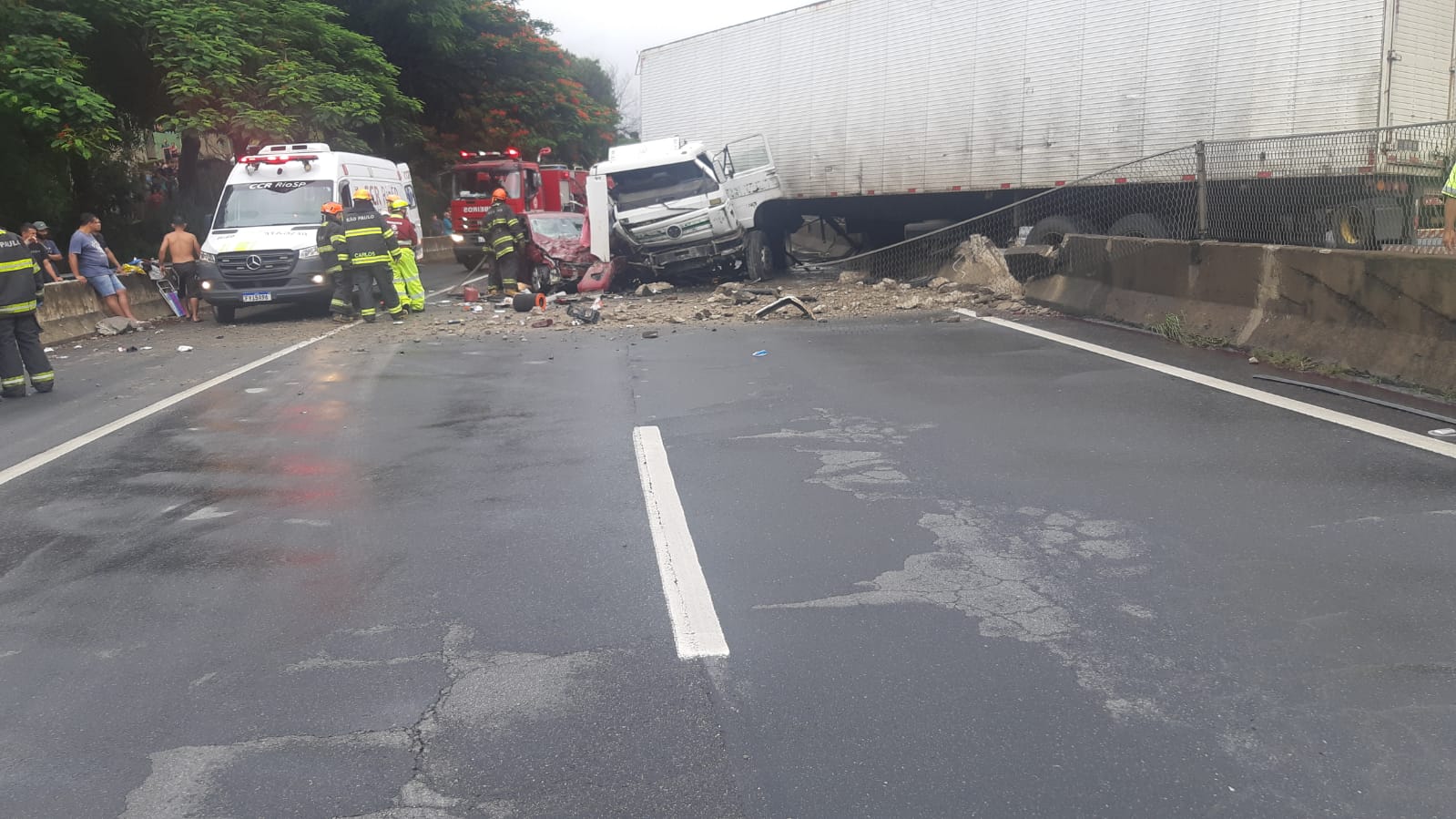 Carreta invade pista e bloqueia trânsito na Dutra em Aparecida 