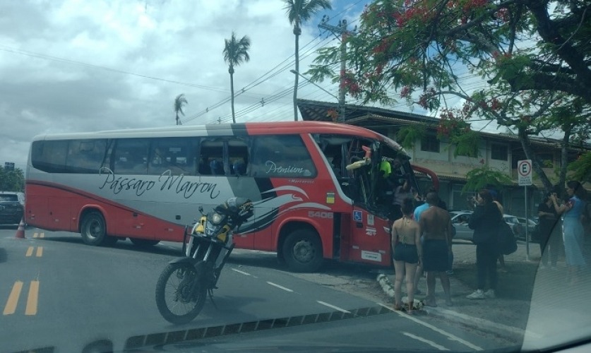 Ônibus colide com caminhão em São Sebastião 