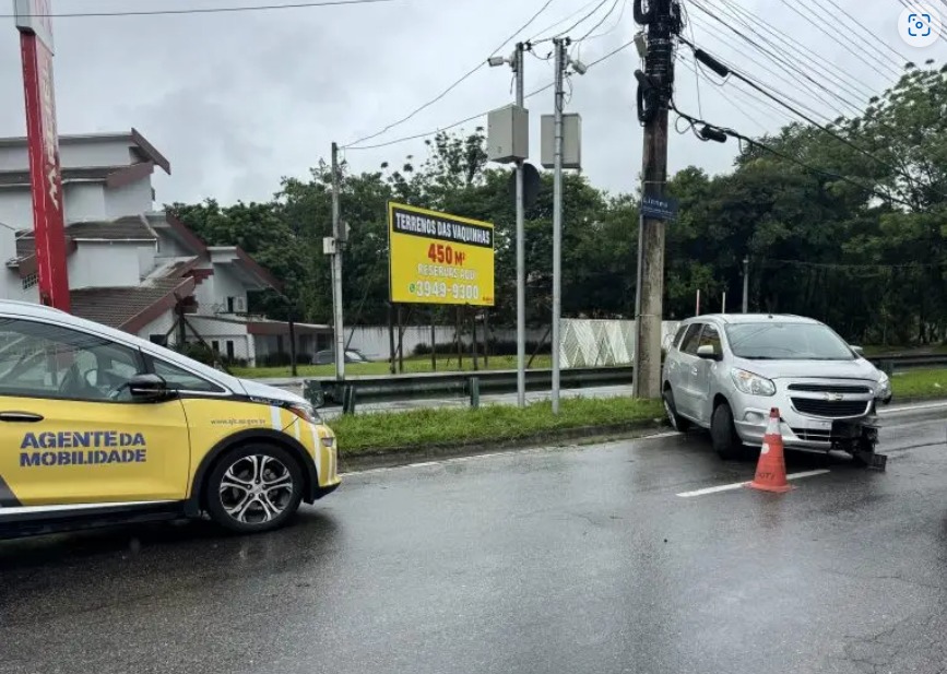 Carro derrapa e colide com poste e guard rail no Urbanova!