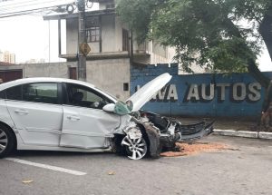 Adolescentes batem carro furtado no Parque Industrial