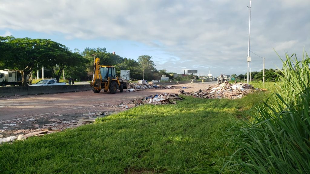 Carga de caminhão cai e interdita Via Dutra em Guaratinguetá