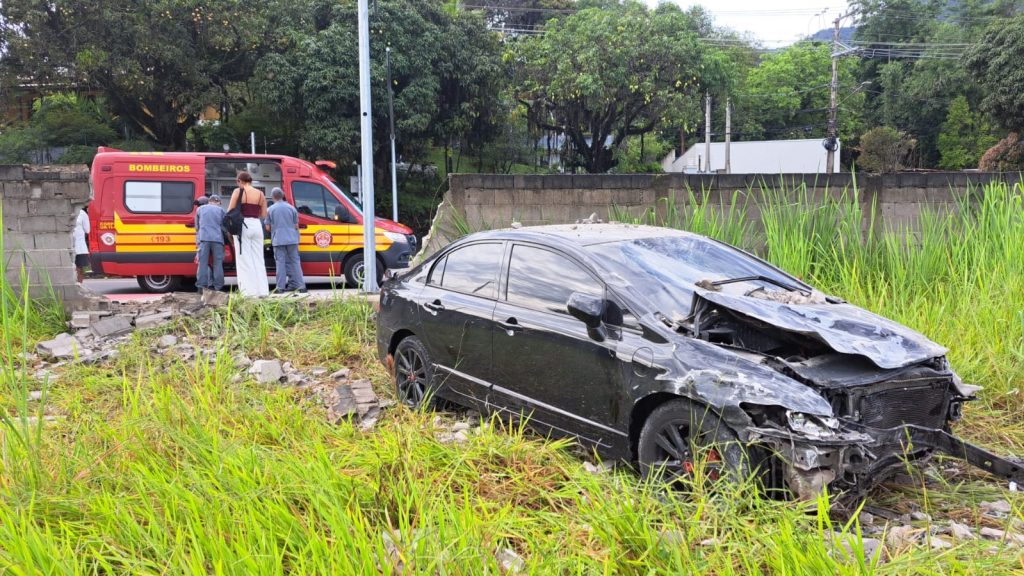 Carro bate em muro em curva de São Sebastião neste domingo