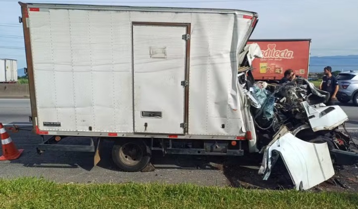 Colisão entre caminhões deixa dois mortos na Via Dutra, em Taubaté