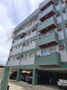 Corpo de Bombeiros controla fogo em apartamento na Praia Grande, Ubatuba