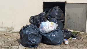 Crise da coleta de lixo em Caraguá gera revolta entre moradores e turistas!