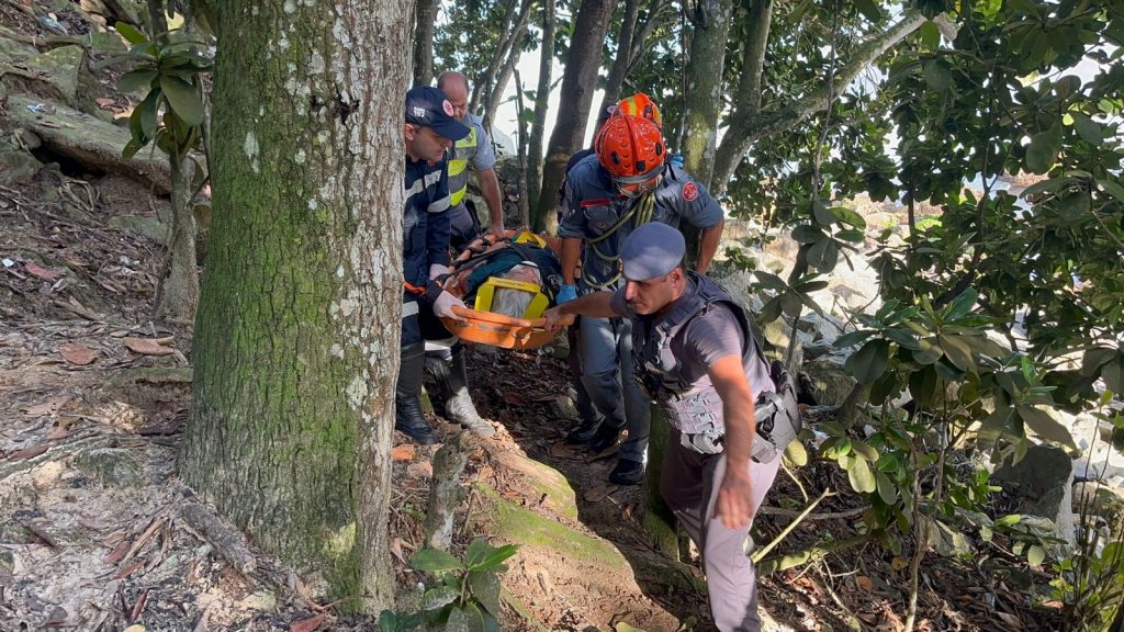 Idosa cai em trilha de Ubatuba e é resgatada pelos Bombeiros!