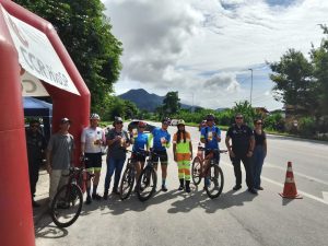 Ação na Rio-Santos orienta ciclistas sobre segurança no trânsito