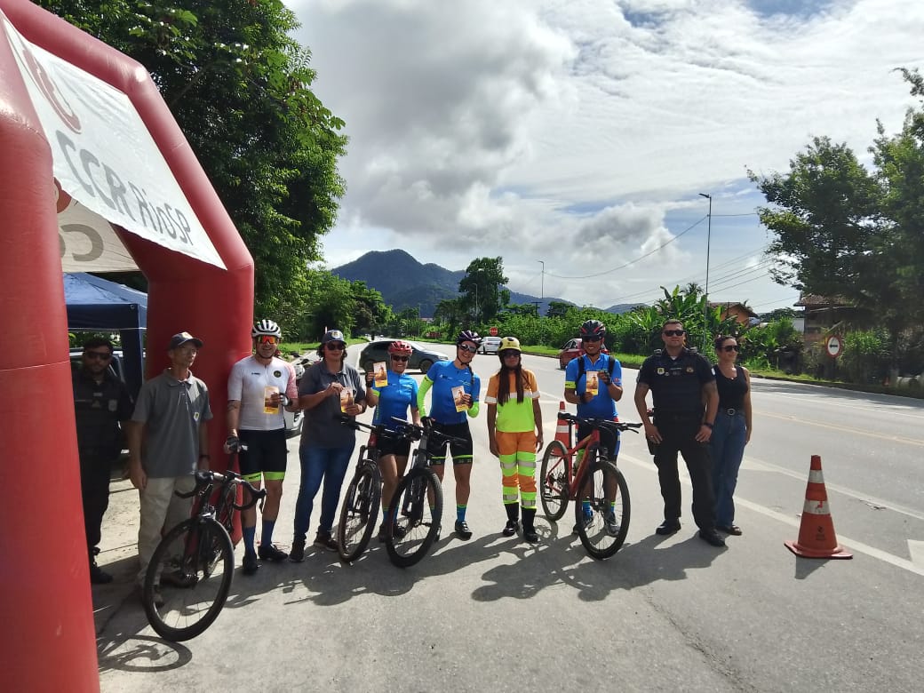 Ação na Rio-Santos orienta ciclistas sobre segurança no trânsito 