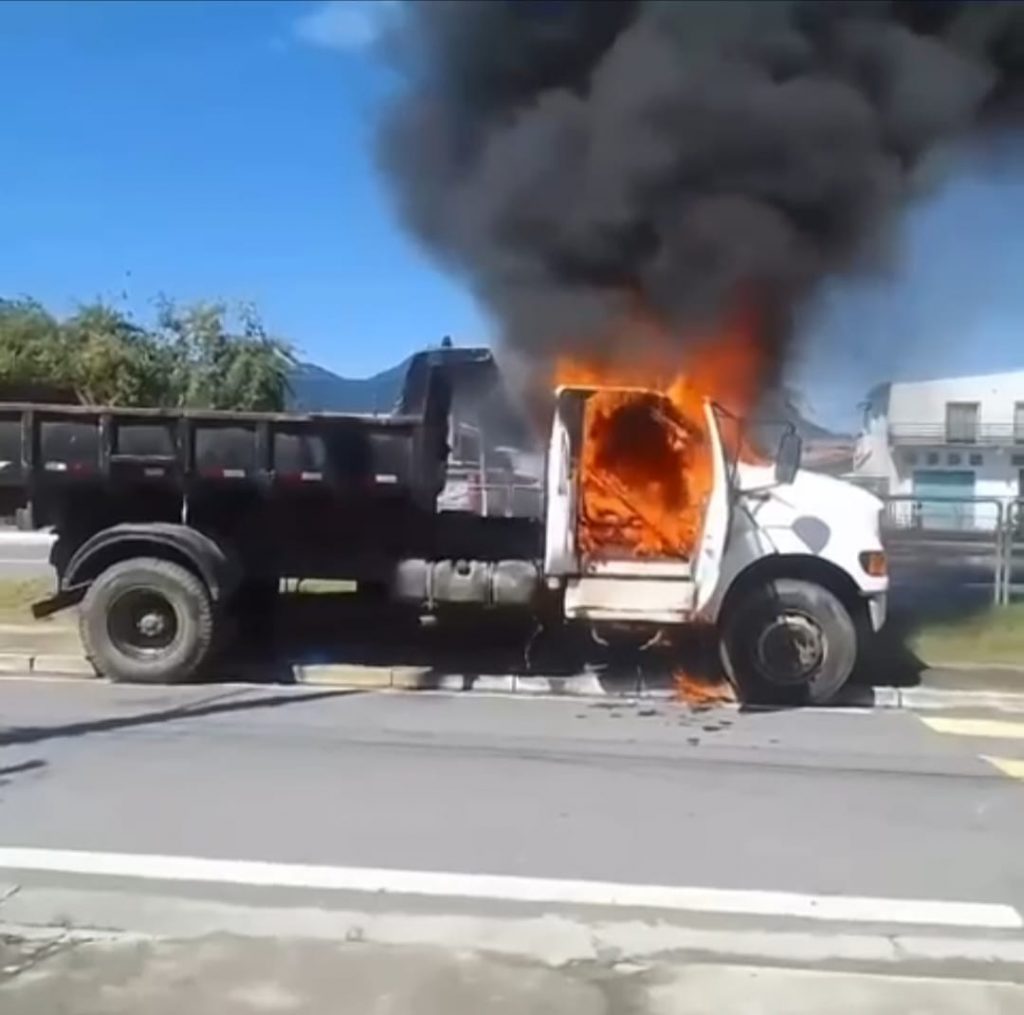 Incêndio destrói caminhão na Enseada, em São Sebastião