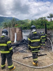 Incêndio destrói casa em São Sebastião; Bombeiros controlam chamas